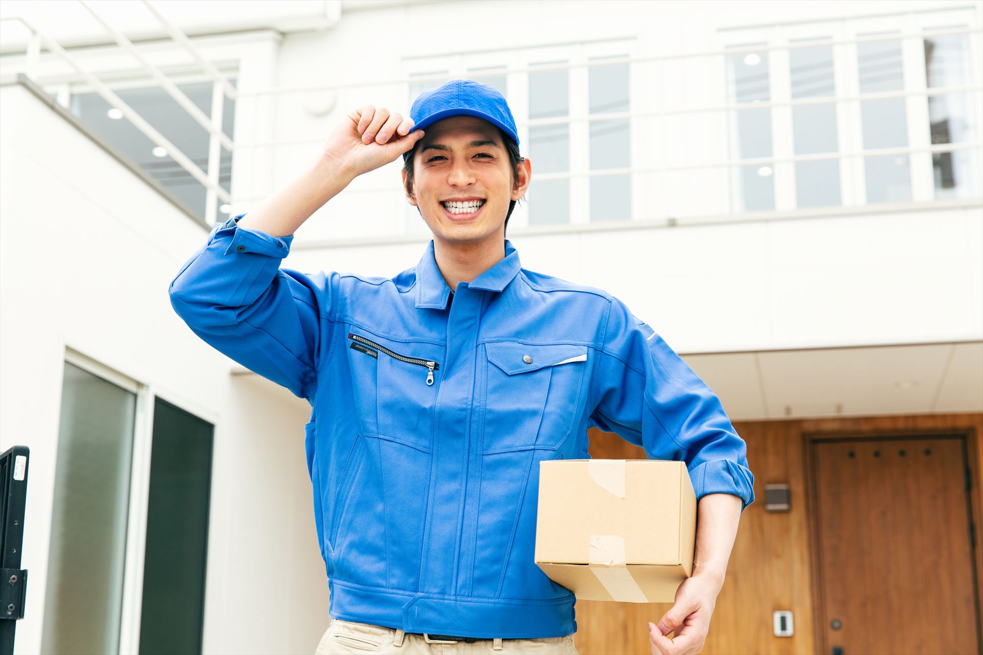 小包を運ぶ男性スタッフ